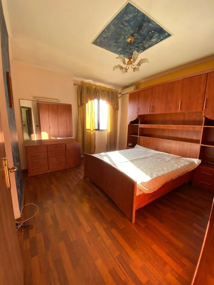 Jepet me Qira Apartament 3+1 tek "Rruga e Kavajes!