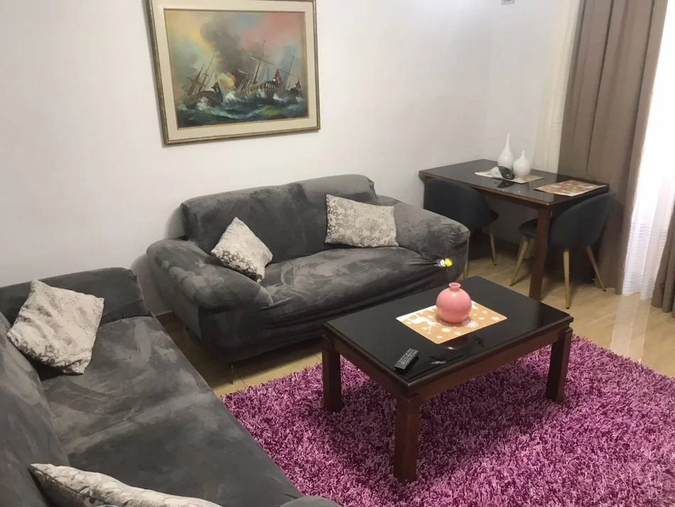 Tirane, jap me qera apartament 2+1, , 126 m2 700 € (Statcion i trenit)