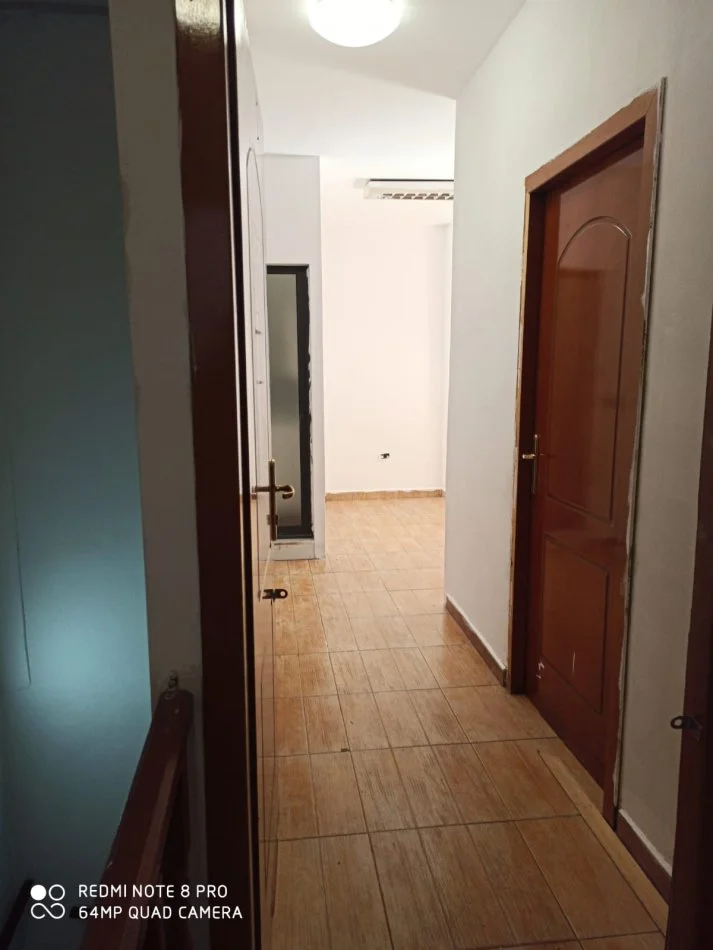 Jepet apartament 2+1+2 me qira ne Qendër