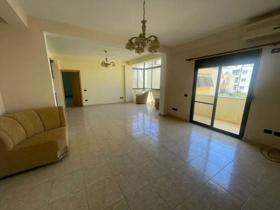 Apartament 2+1+2 per shitje ne Golem