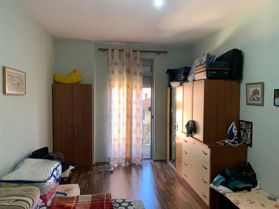 Shitet Apartament 2+1+2 tualete ne Kinostudio te fizika berthamore