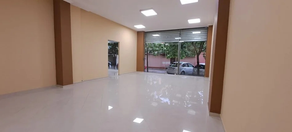 Tirane, jepet me qera ambjent biznesi , , 55 m2 650 € (Rruga e Barrikadave)