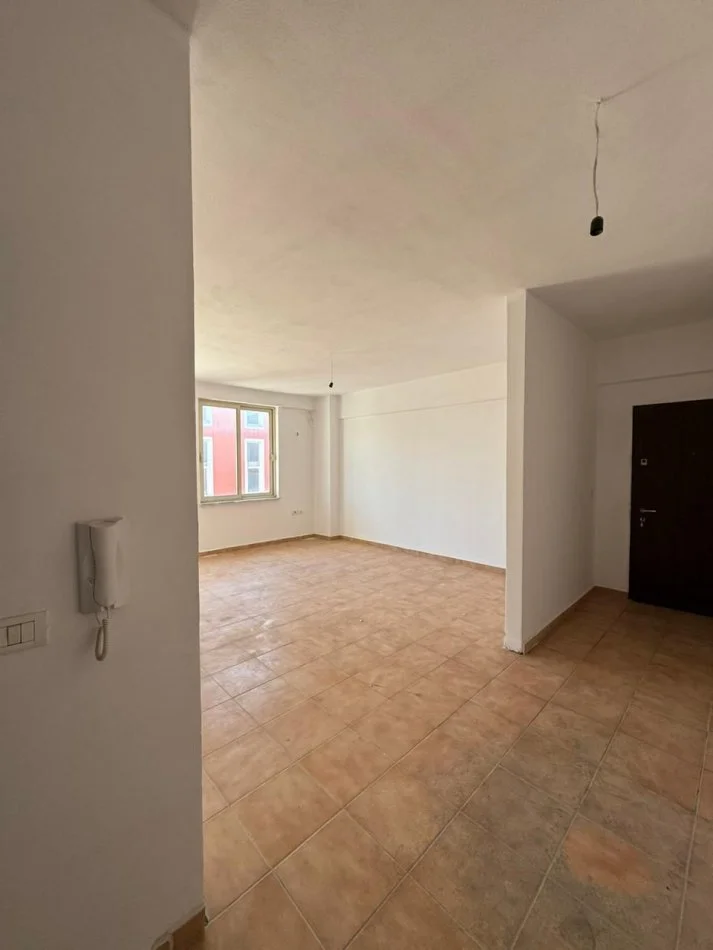 Shkoder, shitet apartament 2+1+Ballkon, Kati 9, 100 m2 97,000 € (RUS, SHKODER)