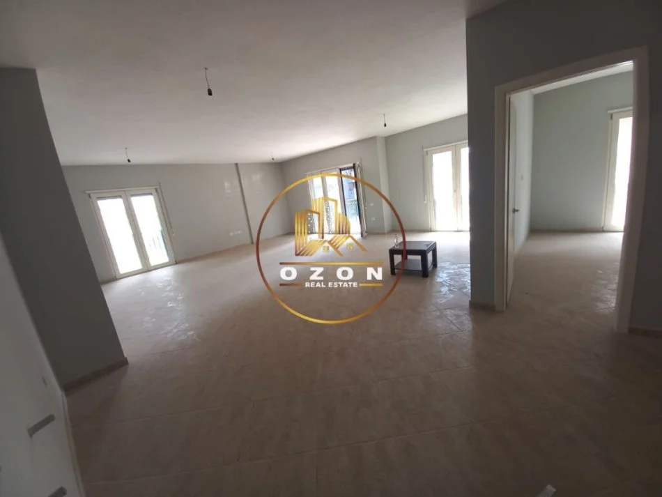 Ambjent Biznesi Me Qira Tek Kompleksi Green City 400€!