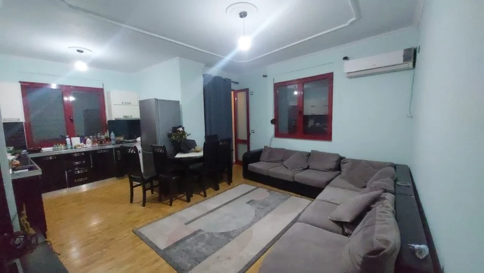 Tirane, jepet me qera apartament 1+1+Ballkon Kati 6, 80 m² 390 € (yzberisht)
