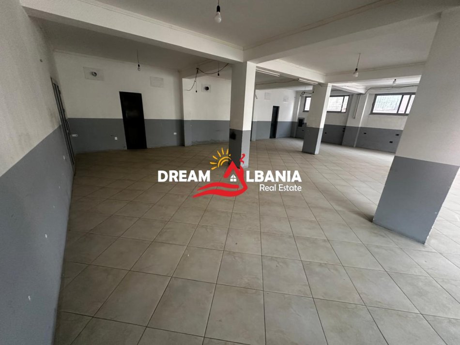 Tirane, jepet me qera magazine Kati 1, 135 m² 400 € (Ali Demi)