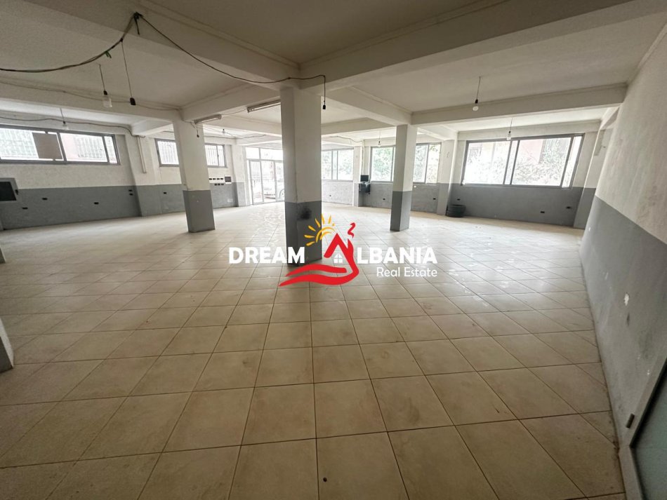 Tirane, jepet me qera magazine Kati 1, 135 m² 400 € (Ali Demi)