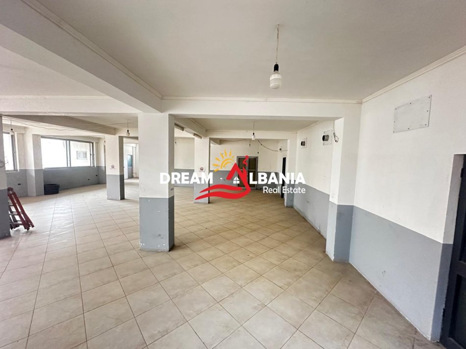 Tirane, jepet me qera magazine Kati 1, 135 m² 400 € (Ali Demi)