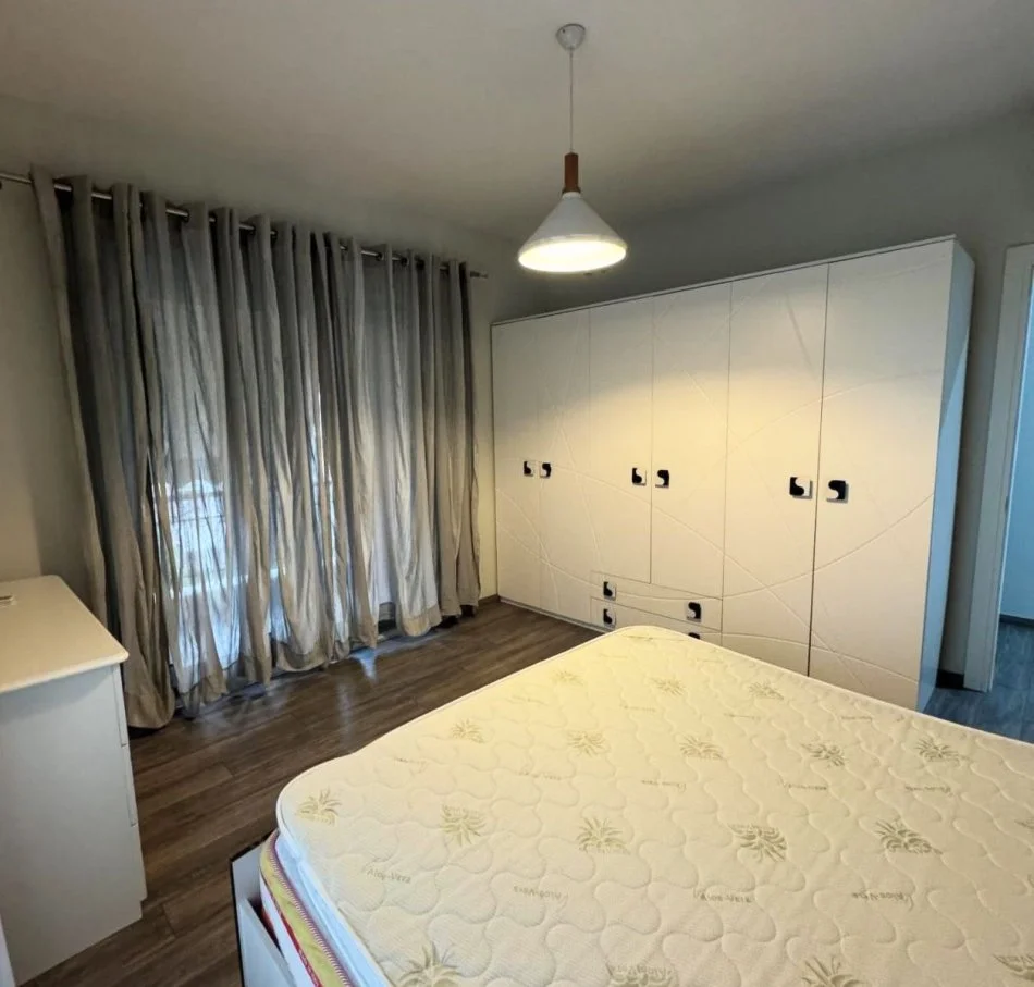 Tirane, jepet me qera apartament 3+1+Ballkon, Kati 8, 127 m² 1,000 € (Kompleksi Delijorgji, Rruga e Kavajes)