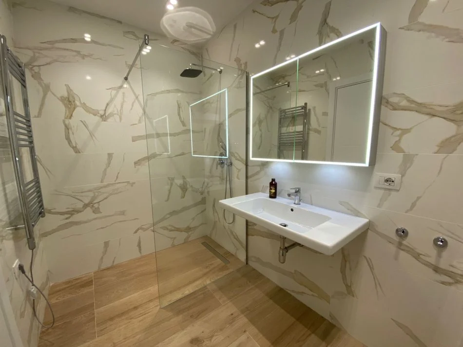 📍Vile me qera 2 kateshe e tipologjise 2+1 me sipërfaqe ndertimi 132 m2+100 m2 verande+oborr. Kati perdhe i cili ka akses direkt ne oborr.