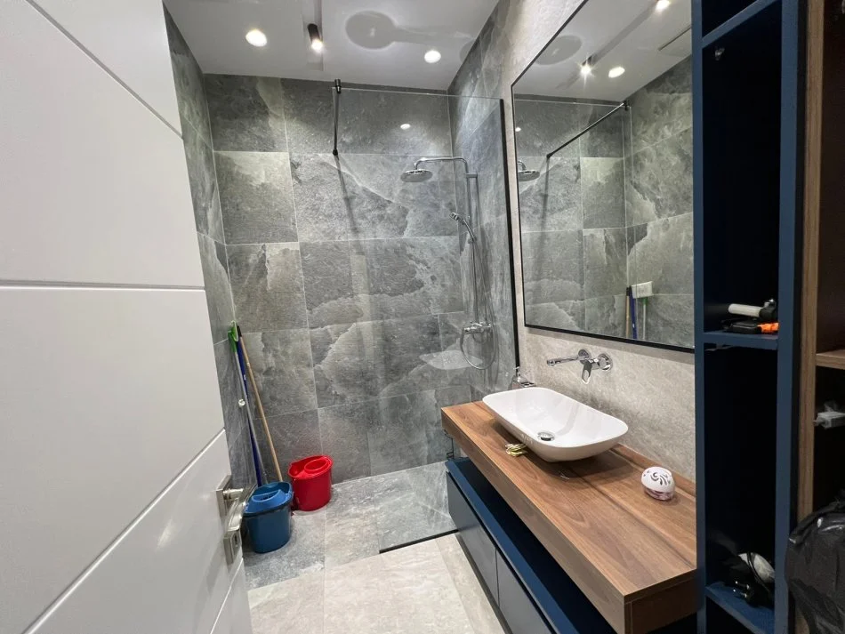 Tirane, jepet me qera apartament 1+1+Ballkon, Kati 6, 65 m² 800 € (RRUGA E KAVAJES)