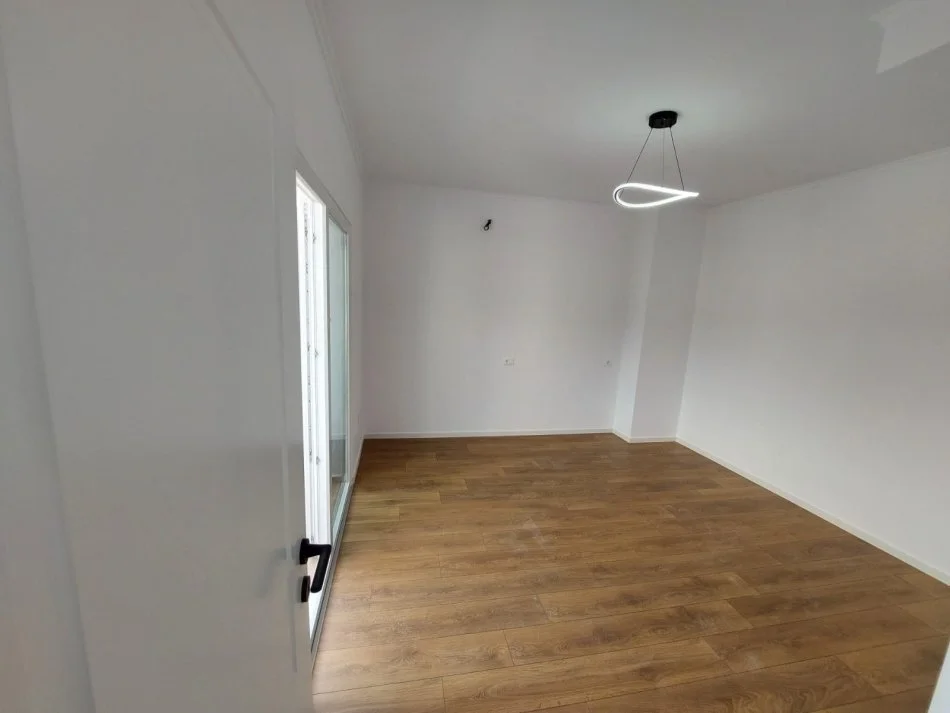 Tirane, shitet apartament 2+1+Ballkon, Kati 10, 100 m² 215,000 € (Rruga Barrikadave)