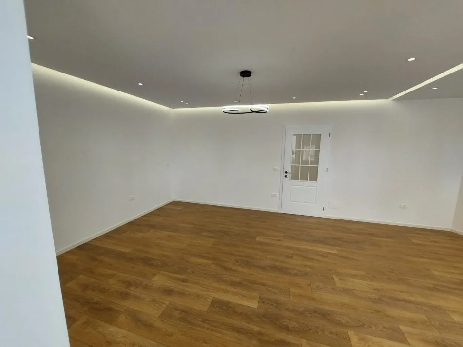 Tirane, shitet apartament 2+1+Ballkon, Kati 10, 100 m² 215,000 € (Rruga Barrikadave)