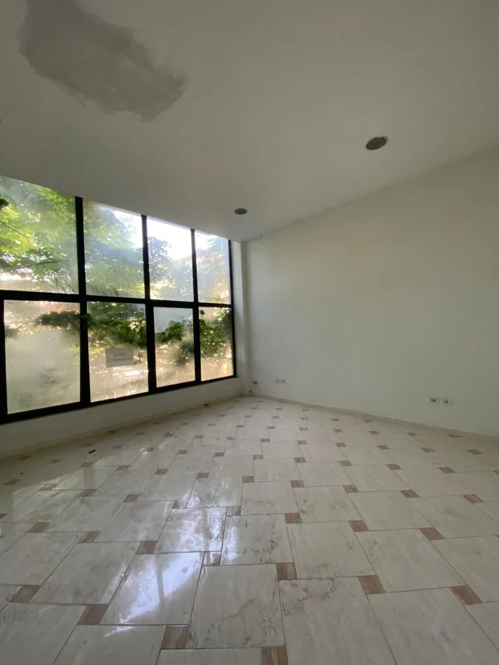 JEPET ME QIRA, AMBIENT BIZNESI, BBRYLI, TIRANË, 1600 EUR/MUAJ