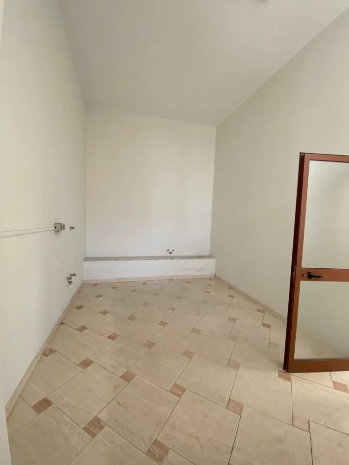 JEPET ME QIRA, AMBIENT BIZNESI, BBRYLI, TIRANË, 1600 EUR/MUAJ