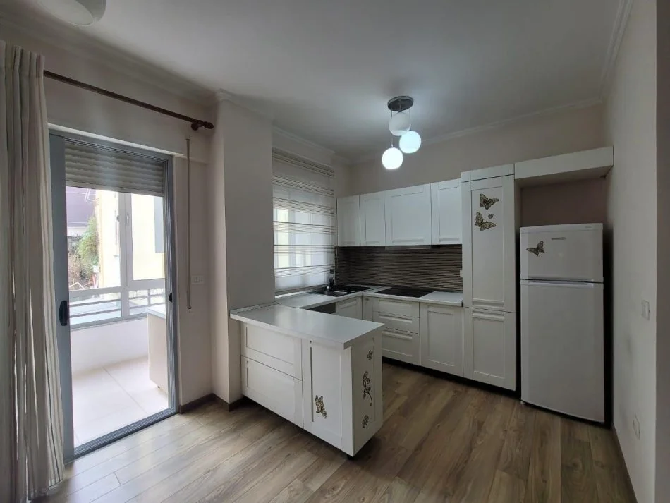 Tirane, jepet me qera apartament 2+1+Ballkon Kati 4, 119 m² 650 € (liqeni i thate)