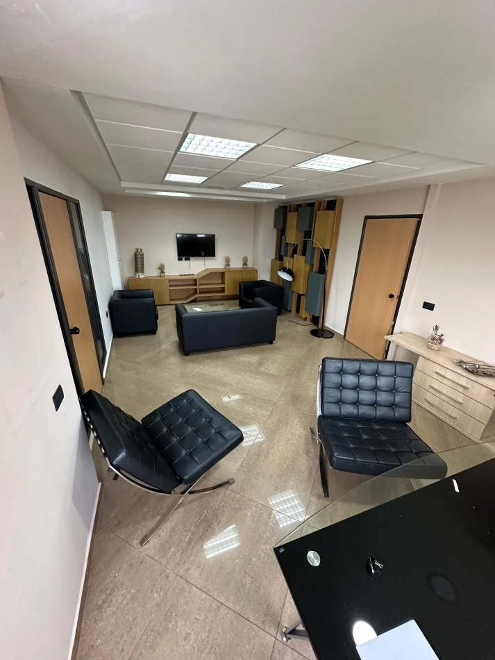 Tirane, jepet me qera ambjent biznesi , Kati 11, 300 m² 4,800 € (Qender)