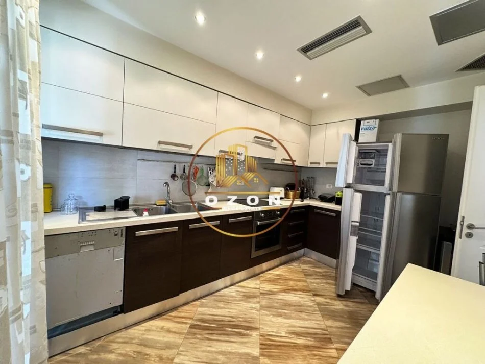 Vilë Elegante 3-Katëshe në Shitje tek Kompleksi Lura 1!