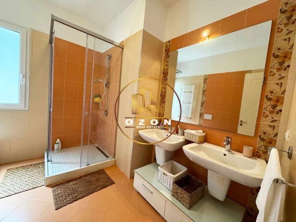 Vilë Elegante 3-Katëshe në Shitje tek Kompleksi Lura 1!