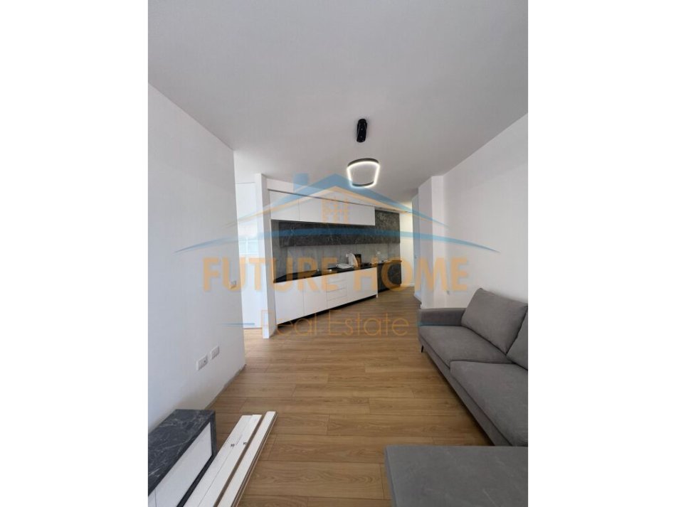 Tirane, shes apartament 1+1+Ballkon, Kati 4, 118,000 € (Kristal Center)