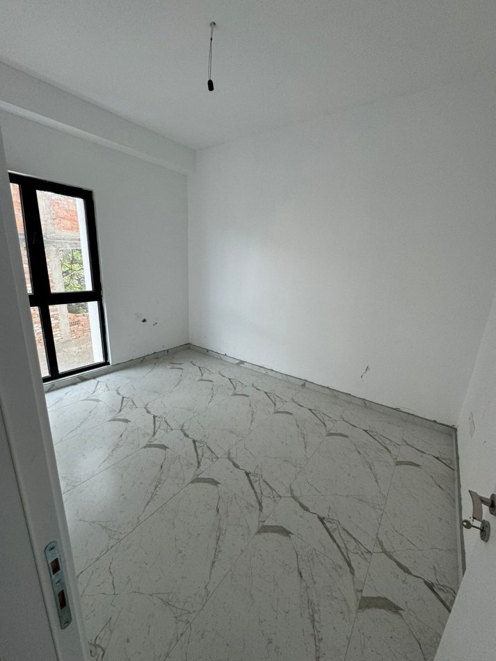 Tirane, jepet me qera apartament 3+1+Aneks+Ballkon Kati 1, 124 m² 600 € (Rruga e Dibres)