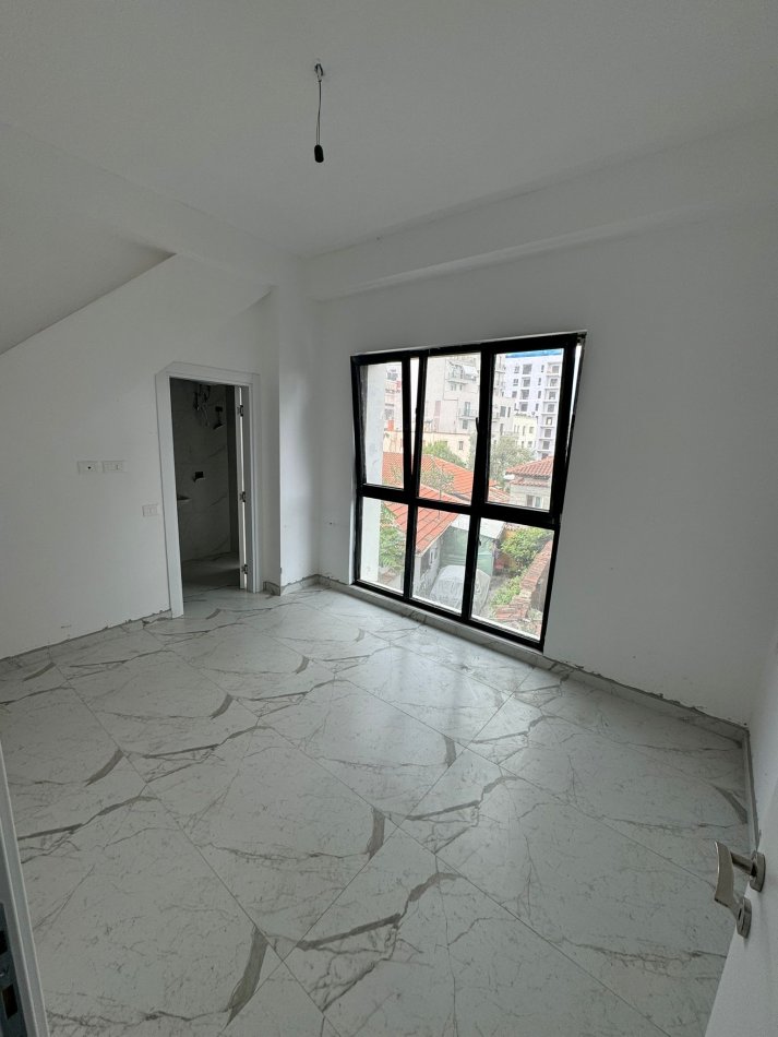 Tirane, jepet me qera apartament 3+1+Aneks+Ballkon Kati 1, 124 m² 600 € (Rruga e Dibres)