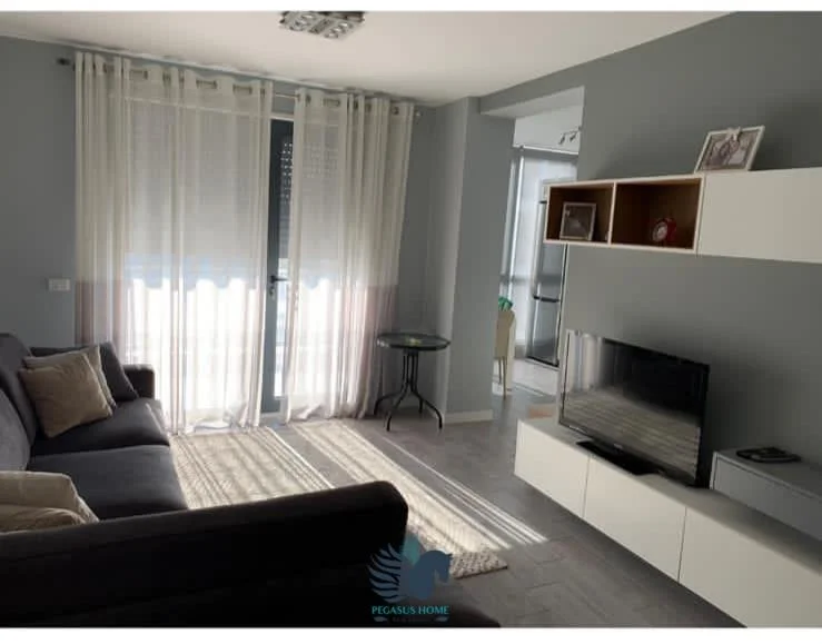 Tek 21 Dhjetori Jepet Me Qera Apartament 2+1 [ID P02126]