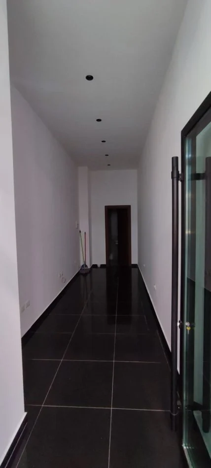 Tirane, jepet me qera dyqan , Kati 0, 25 m² (Square 21)