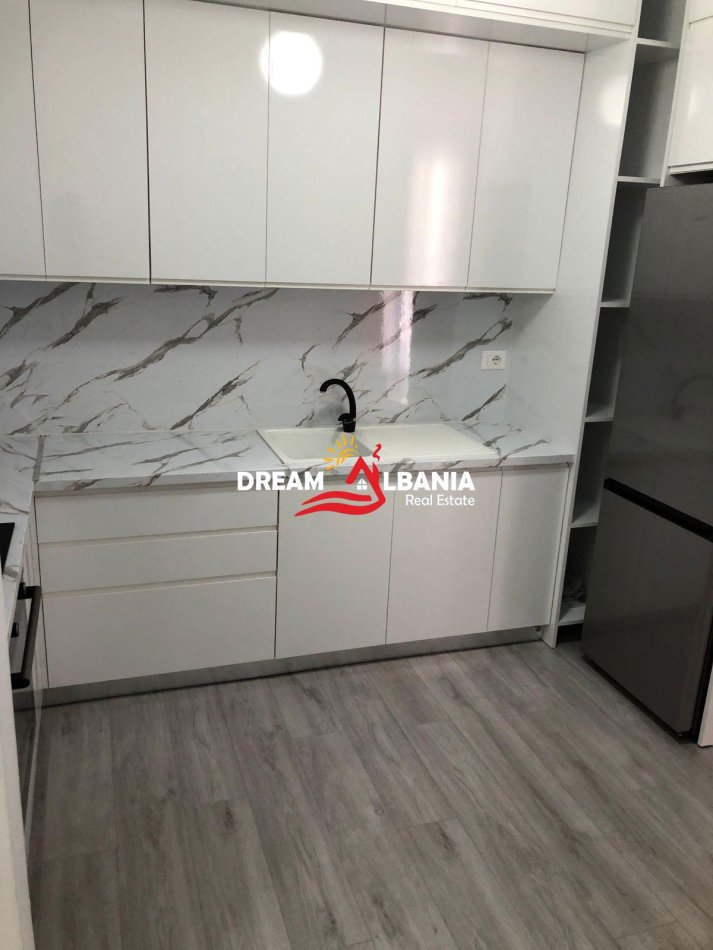 Tirane, jepet me qera apartament 2+1 , 120 m² 500 € 