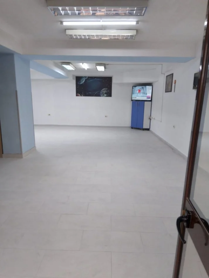 Tirane, jepet me qera magazine Kati -1, 80 m² 450 € (21 Dhjetori)