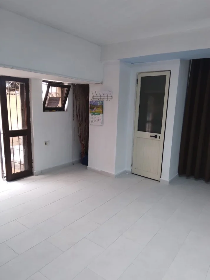 Tirane, jepet me qera magazine Kati -1, 80 m² 450 € (21 Dhjetori)