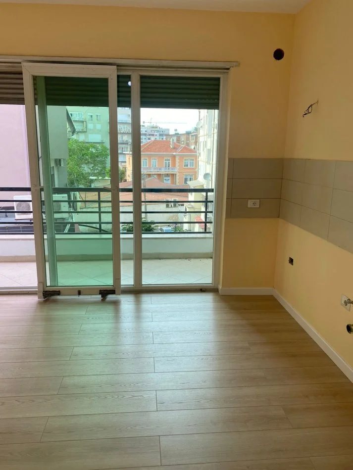 Tirane, jepet me qera ambjent biznesi Kati 2, 80 m² 700 € (Rr e Dibres)