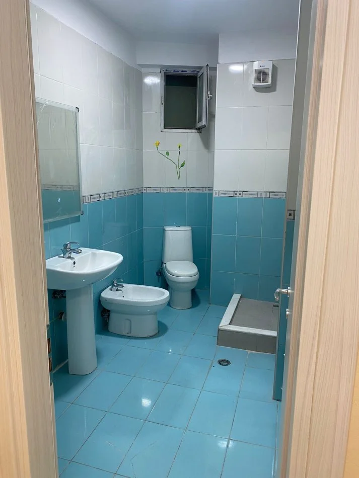 Tirane, jepet me qera ambjent biznesi Kati 2, 80 m² 700 € (Rr e Dibres)