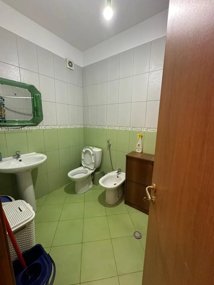 Tirane, jepet me qera apartament 3+1+Ballkon Kati 6, 135 m² 600 € (Rr.Teodor Keko,Astir)