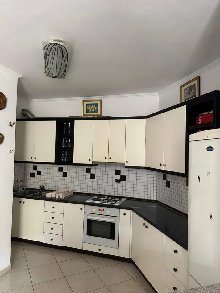 Tirane, jepet me qera apartament 3+1+Ballkon Kati 6, 135 m² 600 € (Rr.Teodor Keko,Astir)