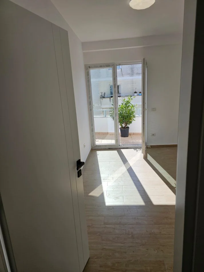 Tirane, shitet apartament 3+1+Ballkon Kati 7, 166 m² (Bulevardi Migjeni Yzberisht)