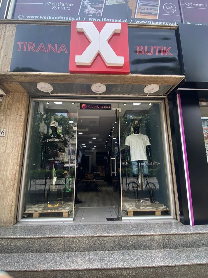 Tirane, shitet biznesi me rroba per meshkuj, Kati 1, 50 m² (Rruga Muhamet Gjollesha, 21 Dhjetori)