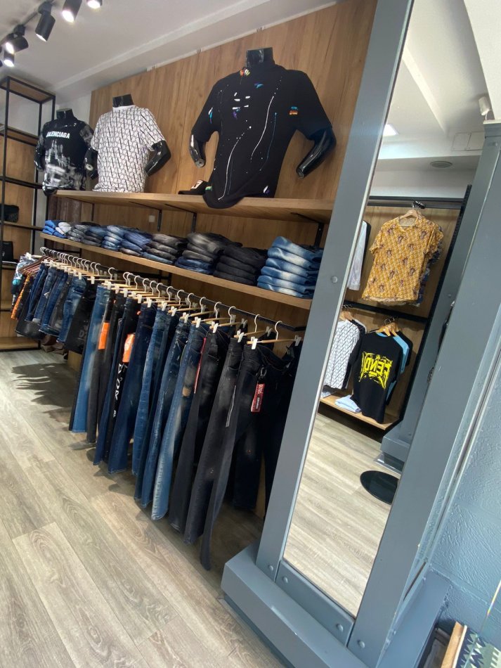 Tirane, shitet biznesi  me rroba per meshkuj. Kati 1, 50 m² (21sh, rruga Muhamet Gjollesha)