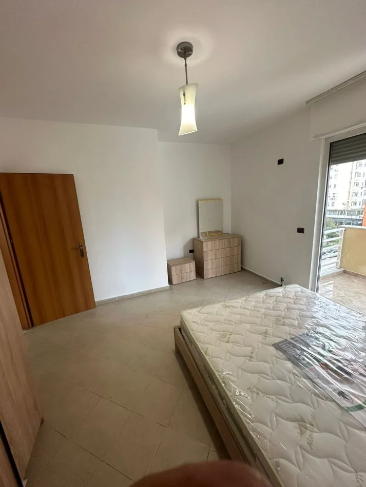 Tirane, jepet me qera apartament 1+1 Kati 2, 70 m² 550 € (Komuna e Parisit)