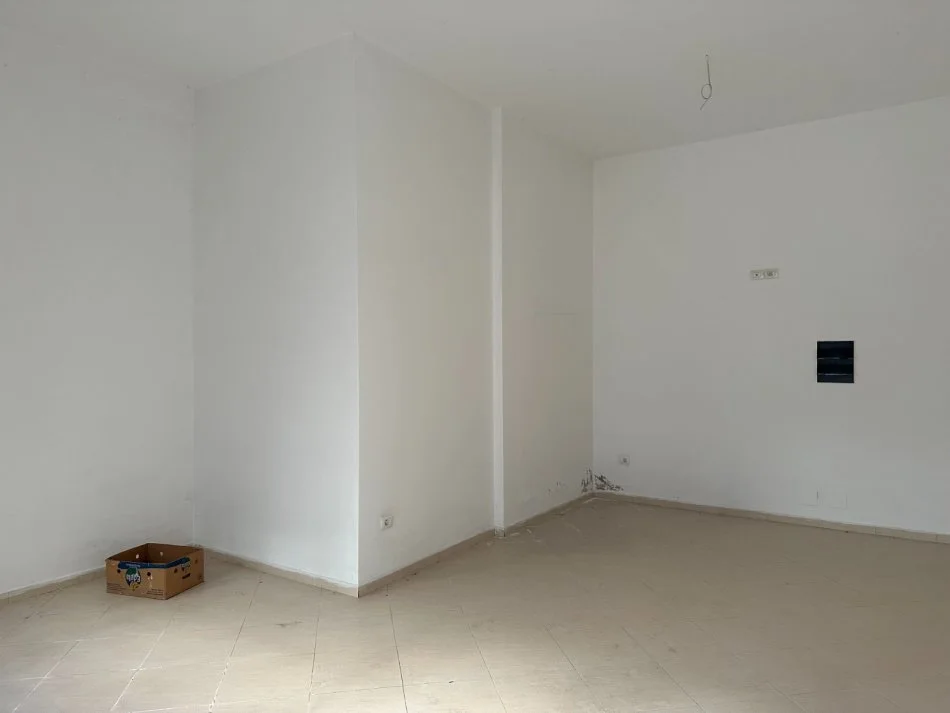 Tirane, shitet ambjent biznesi Kati 0, 40 m² 50.000 € (Vila L, Astir)
