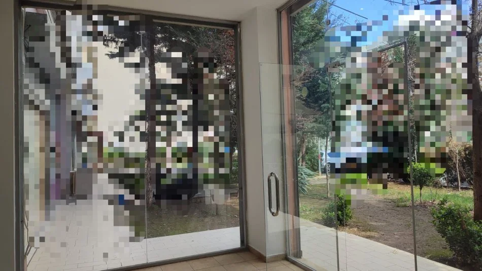 Tirane, jepet me qera dyqan Kati 0, 115 m² 400 € (Pallatet Cabej)