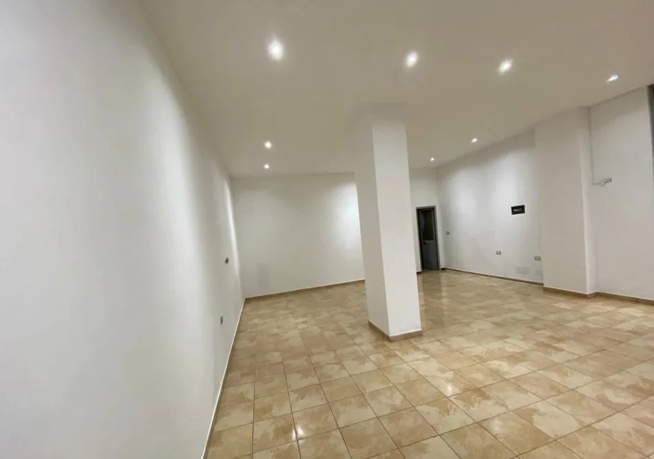 Tirane, jepet me qera dyqan Kati 0, 55 m² 350 € (Rr.Besim Alla)