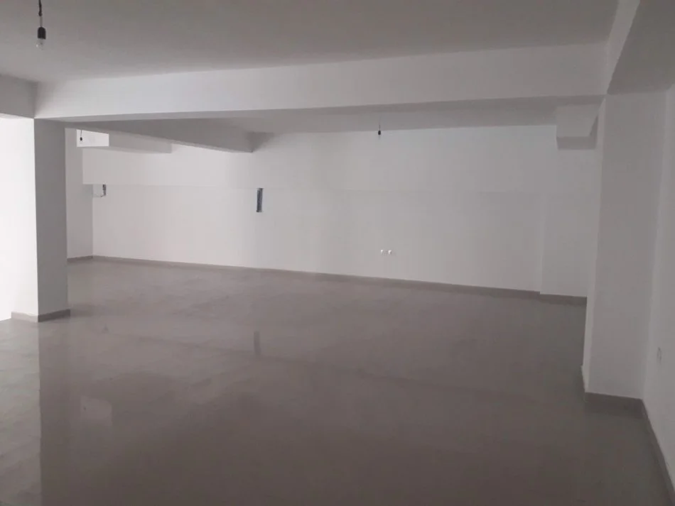 Tirane, jepet me qera ambjent biznesi Kati 2, 168 m² 1,200 € (Ferit Xhajko)