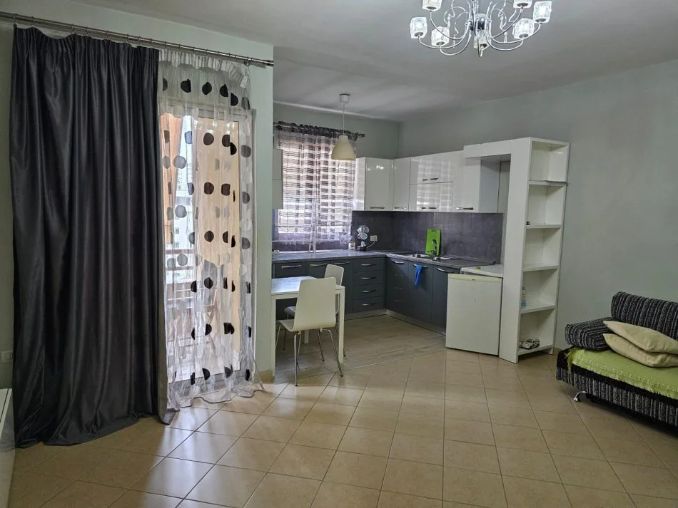 Tirane, jepet me qera apartament 1+1 Kati 5, 70 m² 300 € (Fresk)