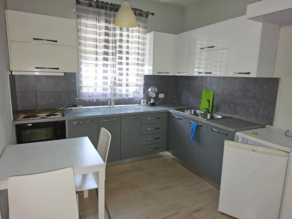 Tirane, jepet me qera apartament 1+1 Kati 5, 70 m² 300 € (Fresk)