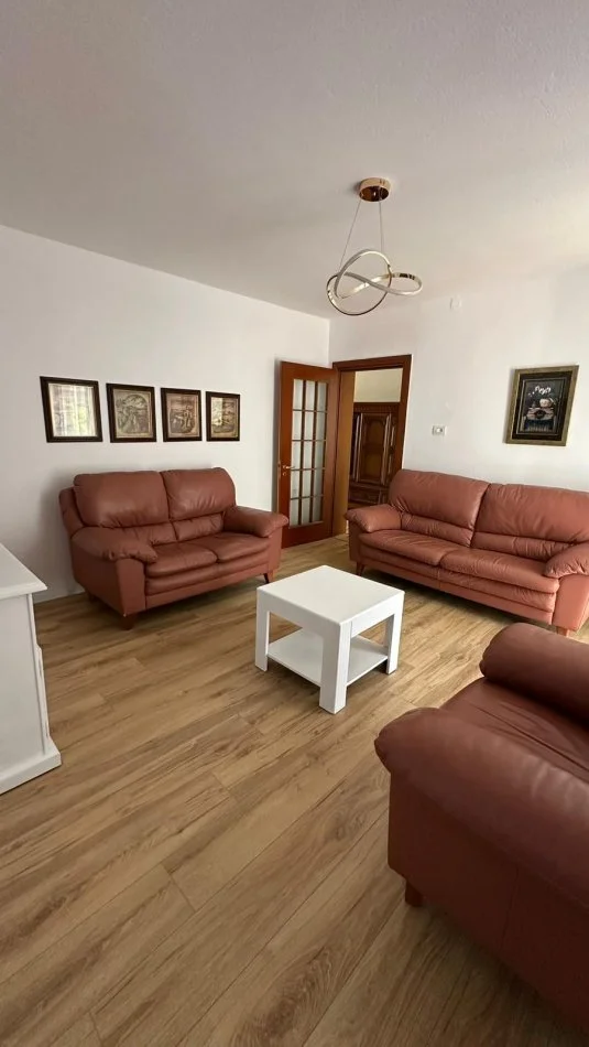 Tirane, jepet me qera apartament 2+1+Ballkon Kati 2, 100 m² 700 € (Stadiumi Dinamo)