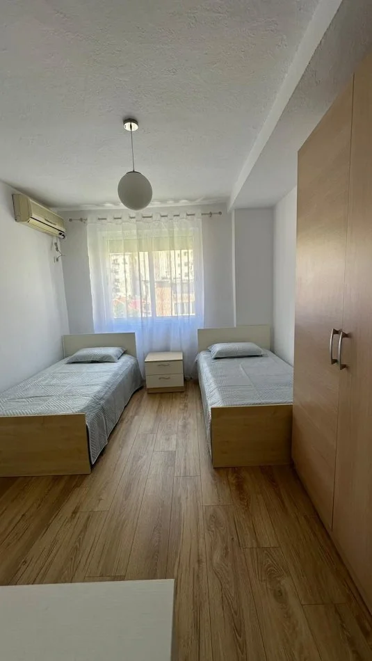 Tirane, jepet me qera apartament 2+1 Kati 3, 100 m² 600 € (Tek Shkolla Petro Nini)