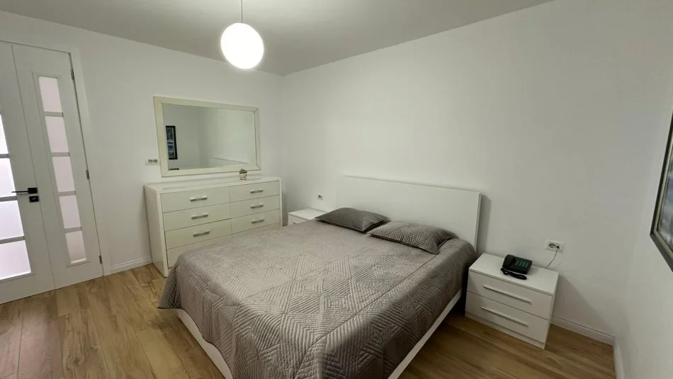 Tirane, jepet me qera apartament 2+1+Ballkon Kati 2, 100 m² 700 € (Stadiumi Dinamo)