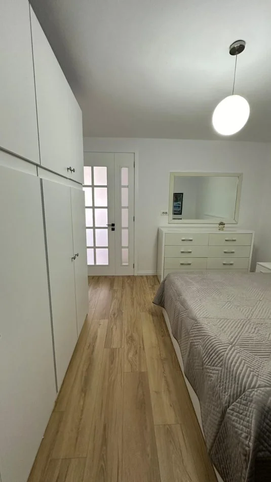 Tirane, jepet me qera apartament 2+1 Kati 3, 100 m² 600 € (Tek Shkolla Petro Nini)