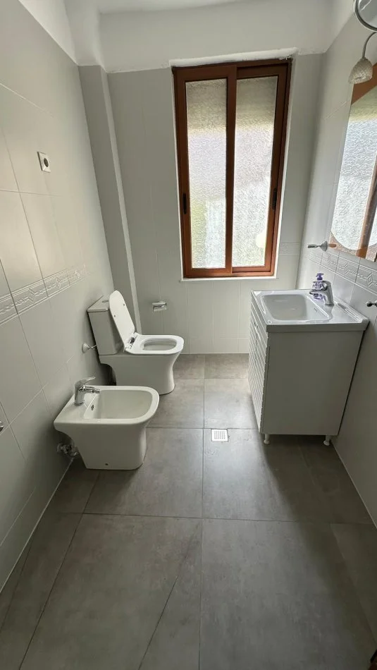 Tirane, jepet me qera apartament 2+1 Kati 3, 100 m² 600 € (Tek Shkolla Petro Nini)